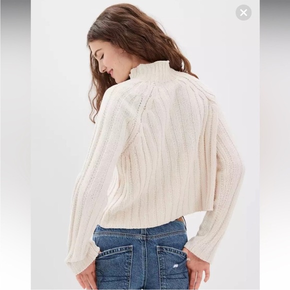 American Eagle Textured Ribbed Cropped Cream Cowl Neck Sweater Women’s Size XS - Picture 2 of 7